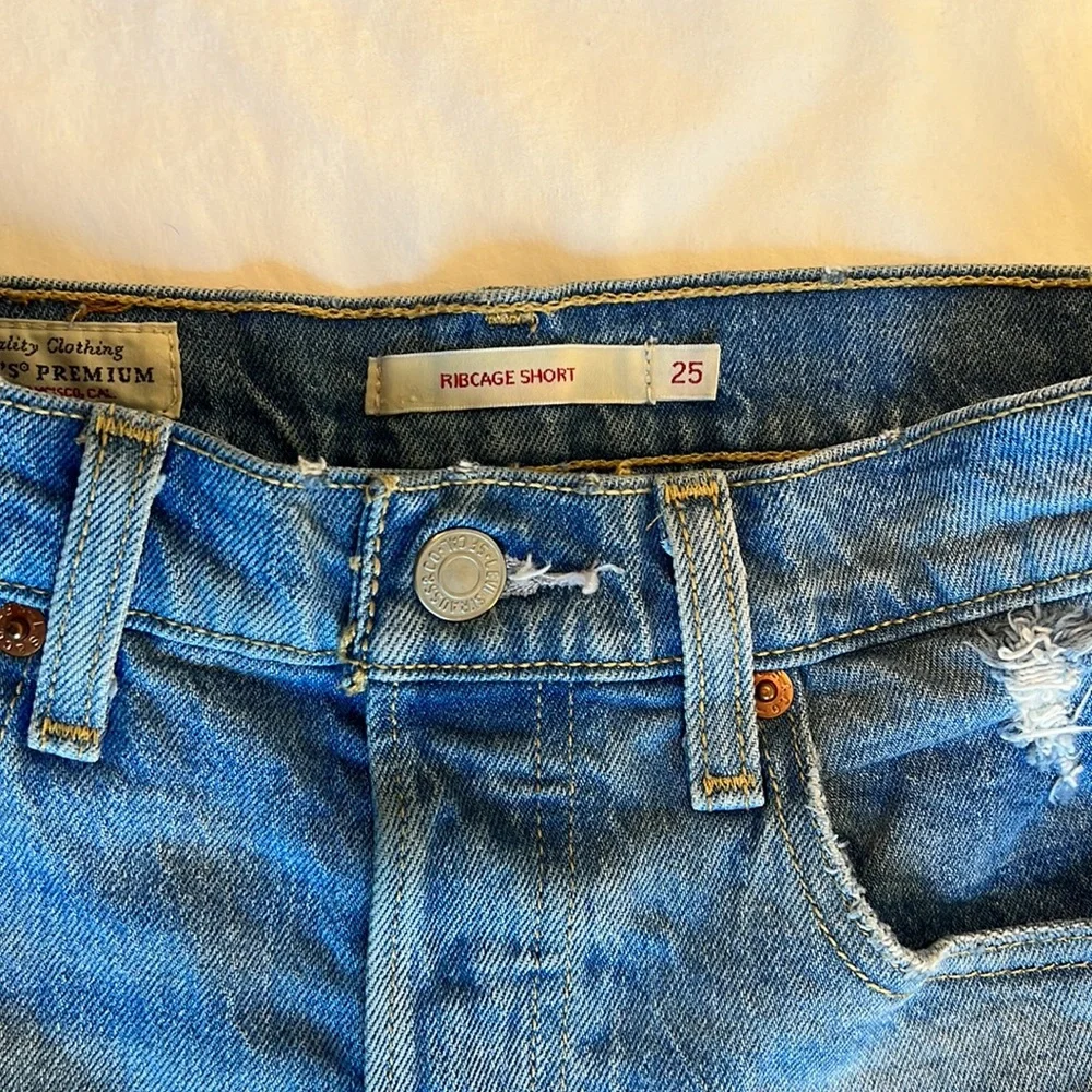 Levi’s Ribcage Short - Picture 2 of 5